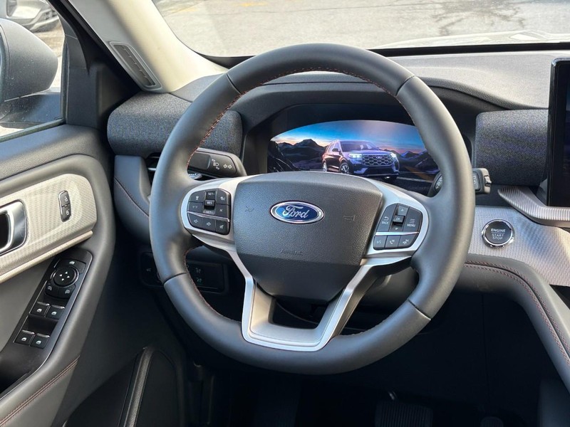 Ford Explorer Vehicle Image 15