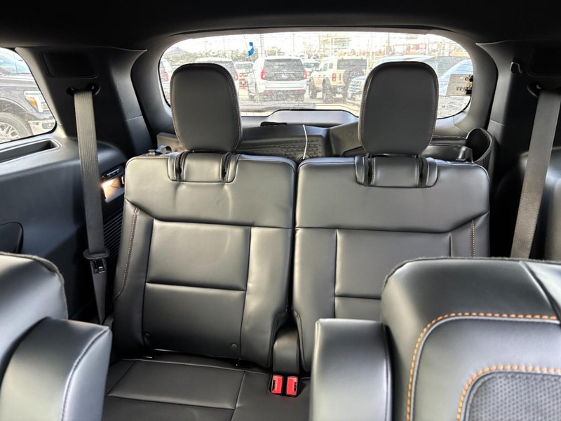 Ford Explorer Vehicle Full-screen Gallery Image 12