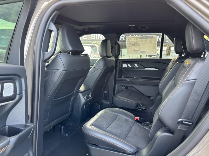Ford Explorer Vehicle Full-screen Gallery Image 13