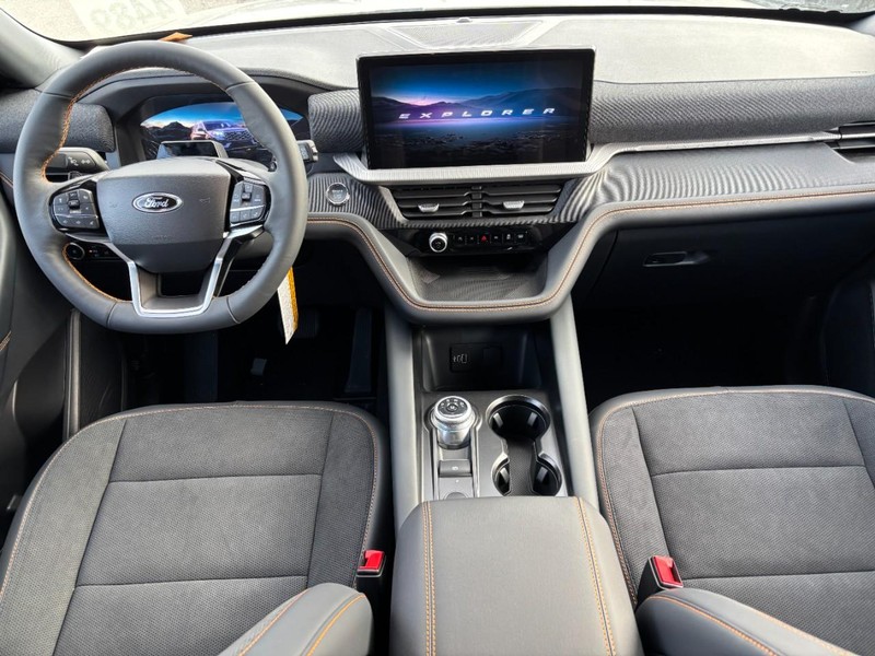 Ford Explorer Vehicle Full-screen Gallery Image 14