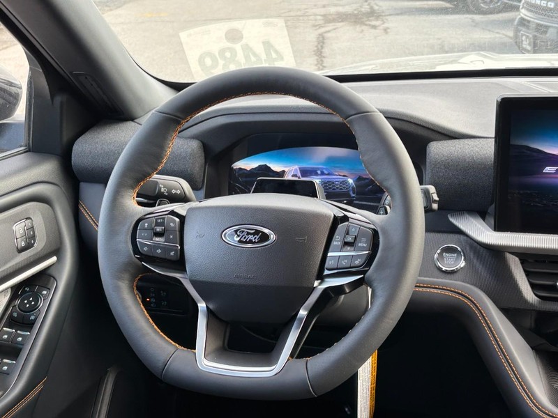 Ford Explorer Vehicle Full-screen Gallery Image 15