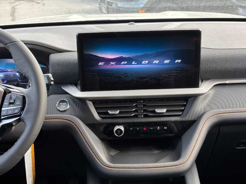 Ford Explorer Vehicle Full-screen Gallery Image 16