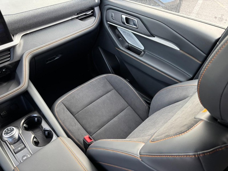 Ford Explorer Vehicle Full-screen Gallery Image 17