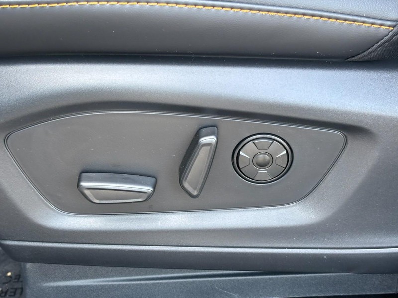 Ford Explorer Vehicle Full-screen Gallery Image 18