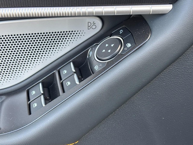 Ford Explorer Vehicle Full-screen Gallery Image 19