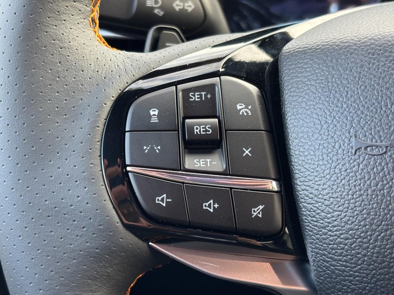 Ford Explorer Vehicle Full-screen Gallery Image 21