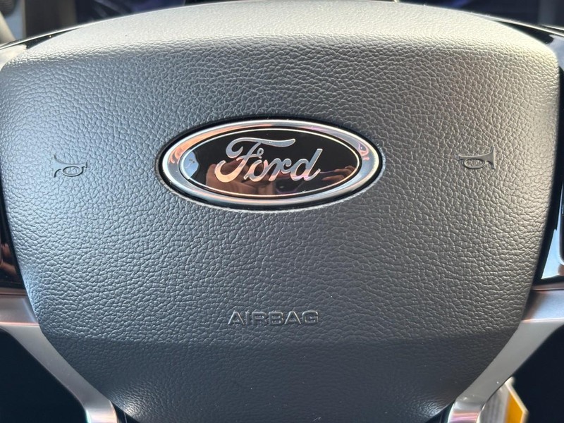 Ford Explorer Vehicle Full-screen Gallery Image 22