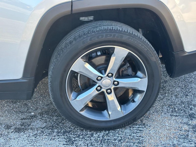 Jeep Grand Cherokee L Vehicle Image 11