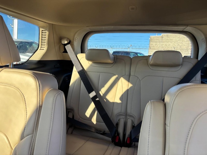 Jeep Grand Cherokee L Vehicle Image 12