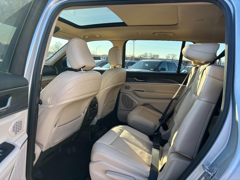 Jeep Grand Cherokee L Vehicle Image 13