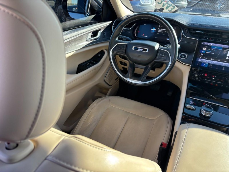 Jeep Grand Cherokee L Vehicle Image 14