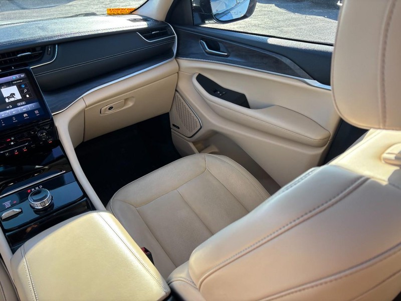 Jeep Grand Cherokee L Vehicle Image 16