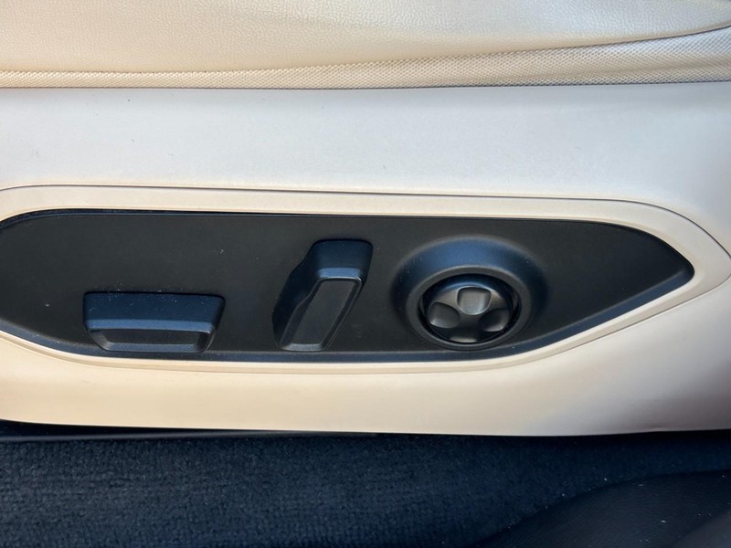 Jeep Grand Cherokee L Vehicle Image 17