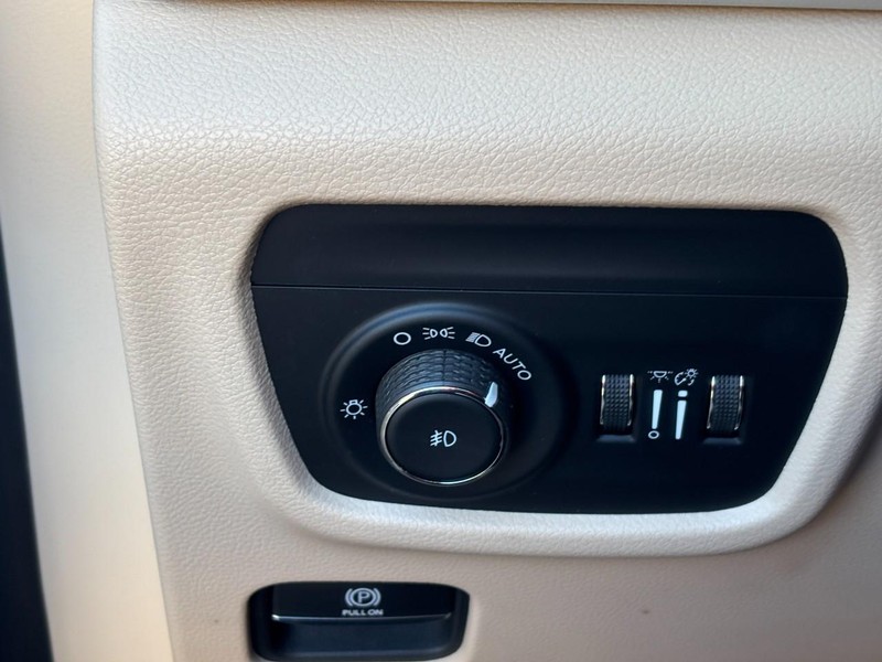 Jeep Grand Cherokee L Vehicle Image 19