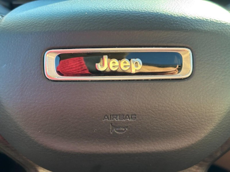 Jeep Grand Cherokee L Vehicle Image 21