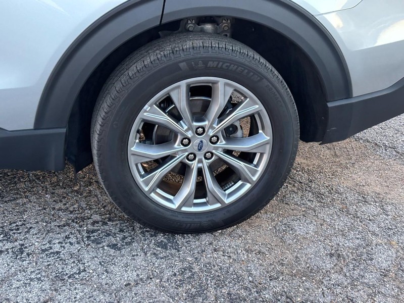 Ford Explorer Vehicle Full-screen Gallery Image 11