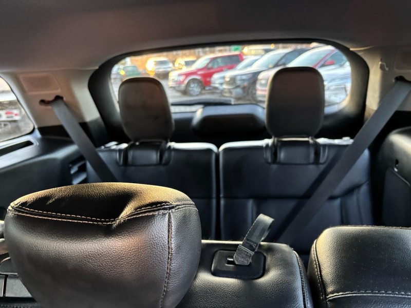 Ford Explorer Vehicle Full-screen Gallery Image 12