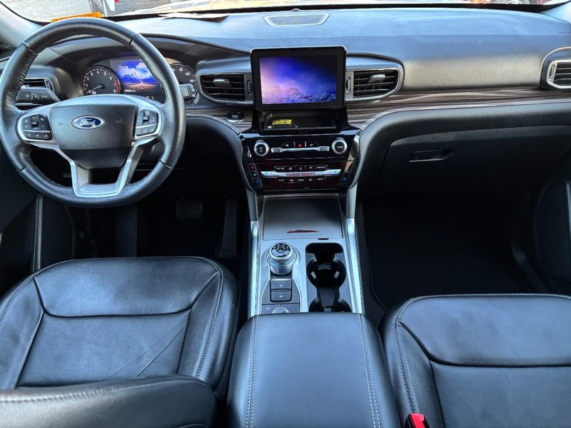 Ford Explorer Vehicle Full-screen Gallery Image 15