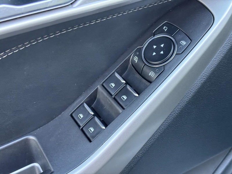 Ford Explorer Vehicle Full-screen Gallery Image 18