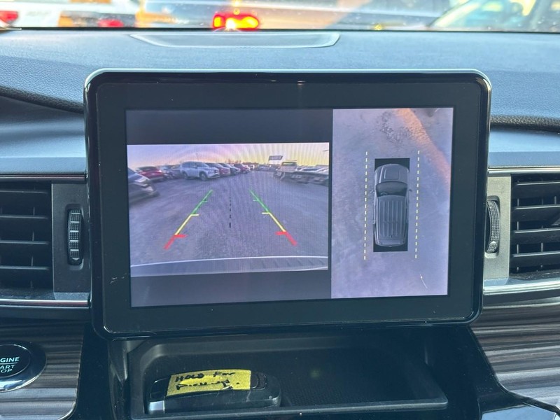 Ford Explorer Vehicle Full-screen Gallery Image 26