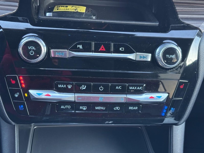 Ford Explorer Vehicle Full-screen Gallery Image 27