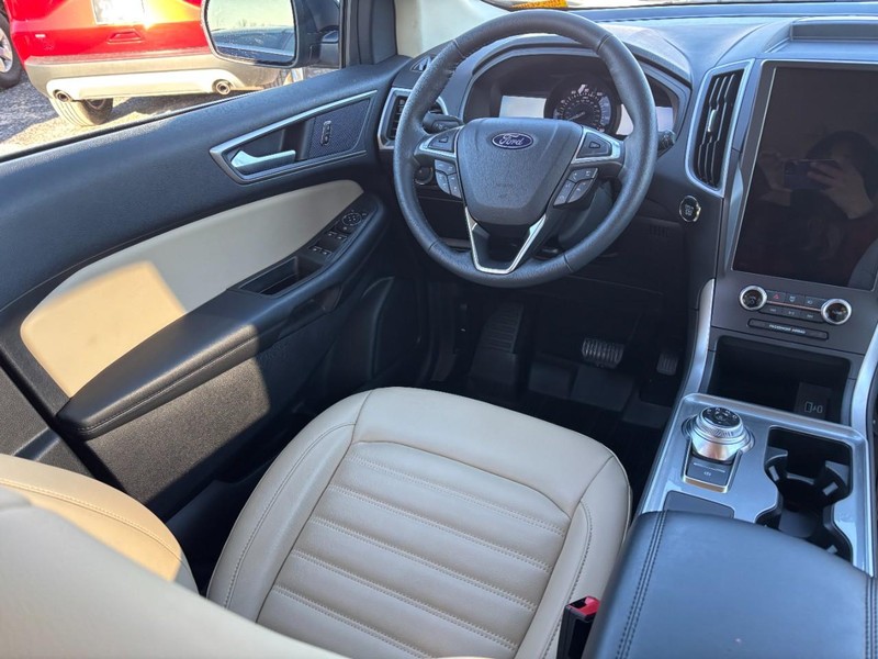 Ford Edge Vehicle Full-screen Gallery Image 12