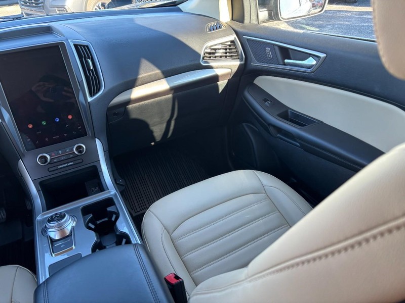 Ford Edge Vehicle Full-screen Gallery Image 14