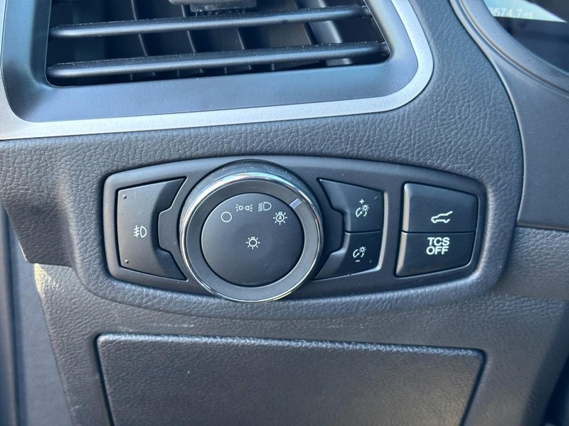 Ford Edge Vehicle Full-screen Gallery Image 17