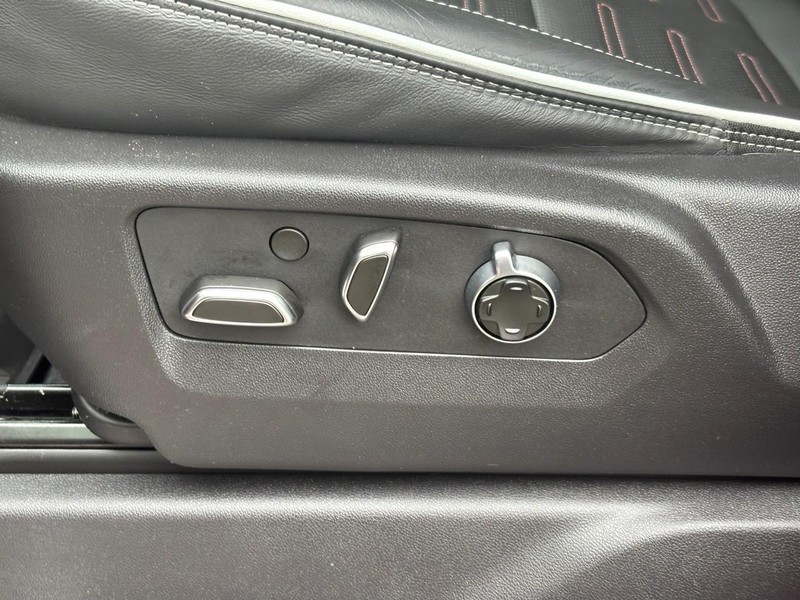 GMC Sierra 2500HD Vehicle Full-screen Gallery Image 16