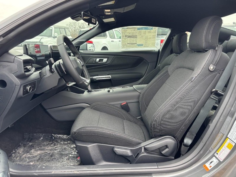 Ford Mustang Vehicle Full-screen Gallery Image 13