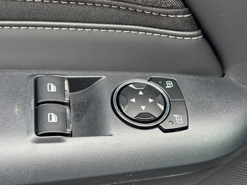 Ford Mustang Vehicle Full-screen Gallery Image 16