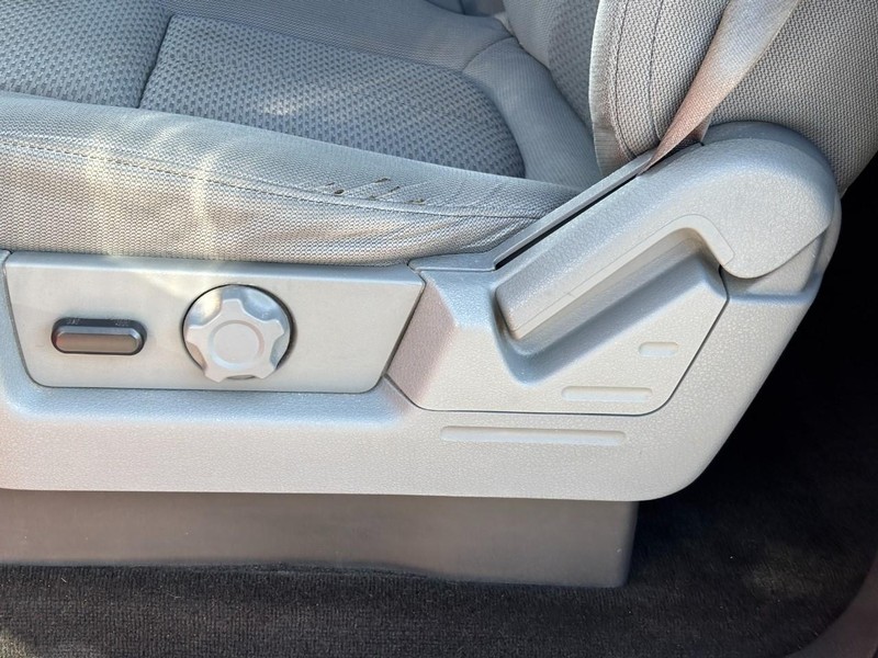 Ford F-150 Vehicle Full-screen Gallery Image 16