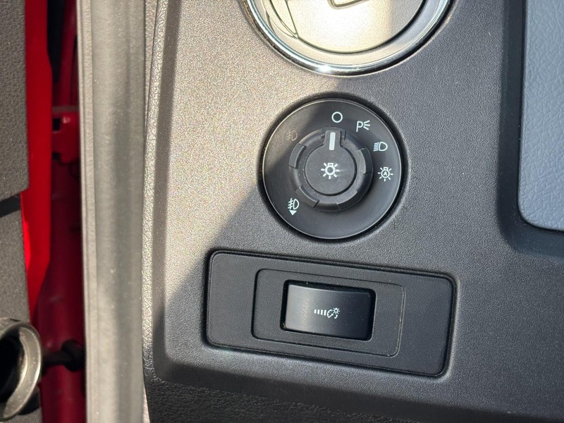 Ford F-150 Vehicle Full-screen Gallery Image 18