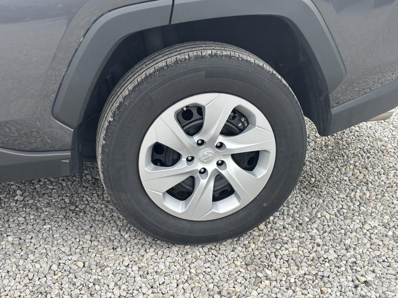 Toyota RAV4 Vehicle Full-screen Gallery Image 11