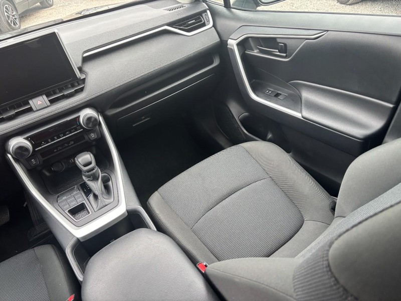 Toyota RAV4 Vehicle Full-screen Gallery Image 15