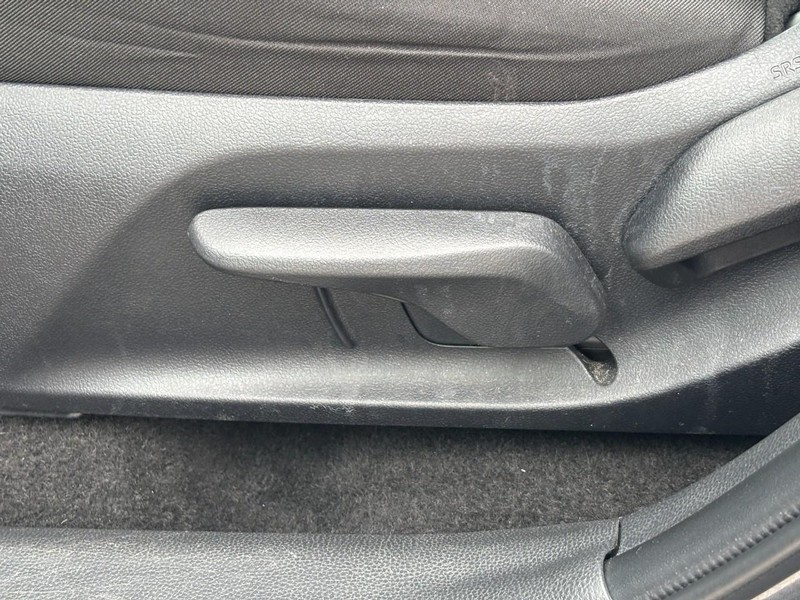 Toyota RAV4 Vehicle Full-screen Gallery Image 16