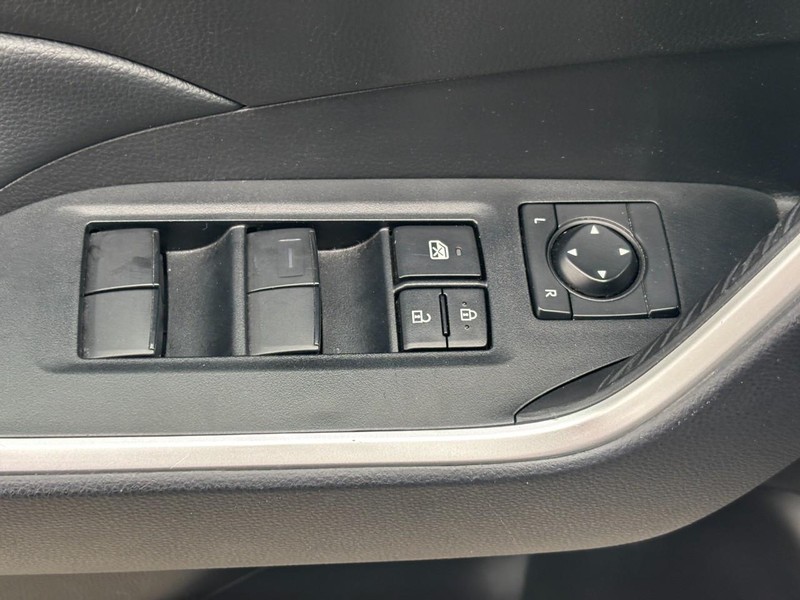 Toyota RAV4 Vehicle Full-screen Gallery Image 17