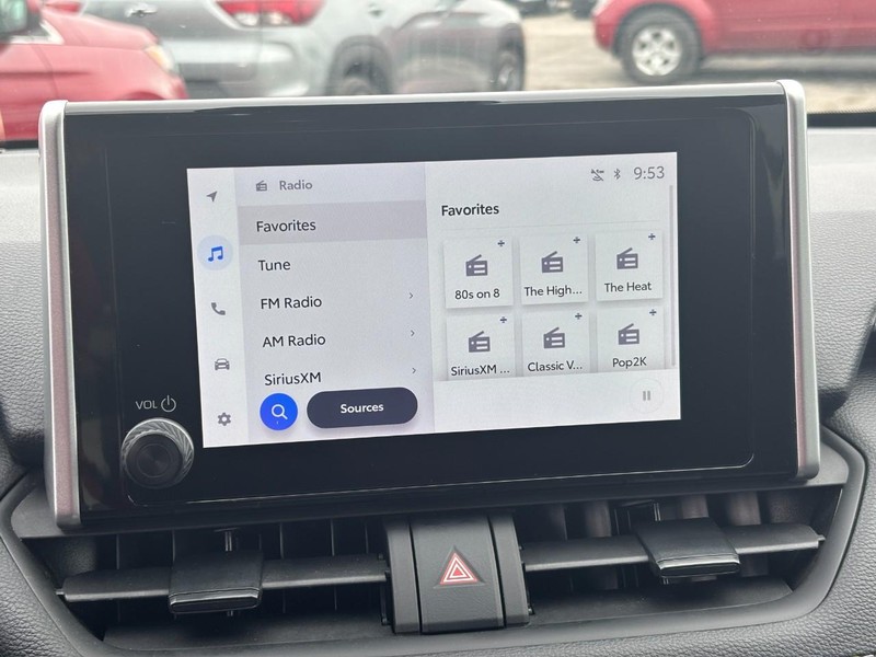 Toyota RAV4 Vehicle Full-screen Gallery Image 23