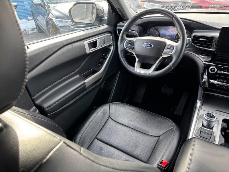 Ford Explorer Vehicle Image 14