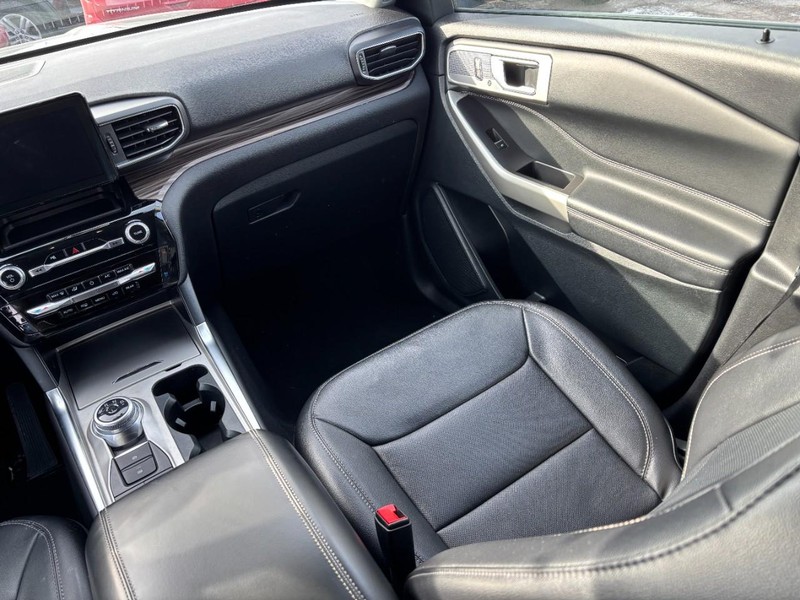 Ford Explorer Vehicle Image 16