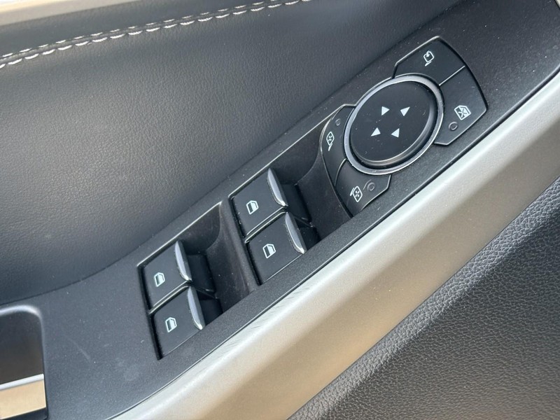 Ford Explorer Vehicle Image 18