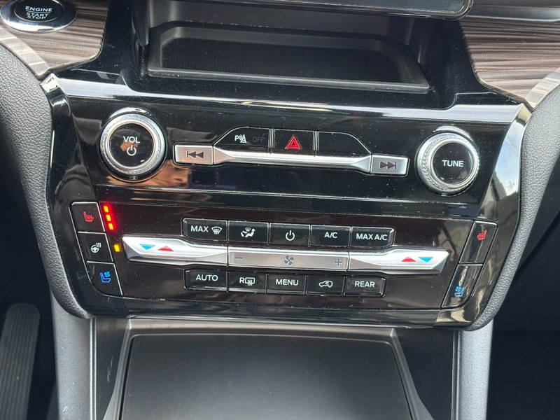 Ford Explorer Vehicle Image 26