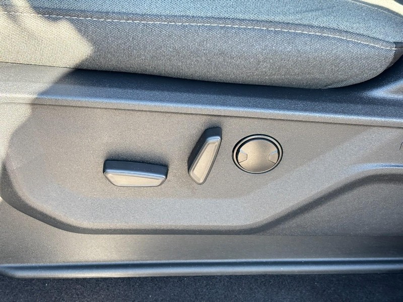 Ford F-150 Vehicle Full-screen Gallery Image 16