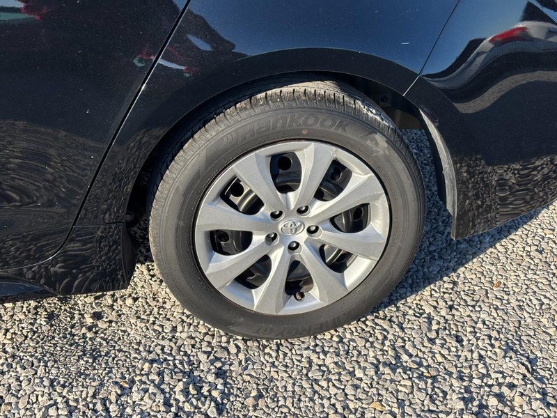 Toyota Corolla Vehicle Full-screen Gallery Image 11