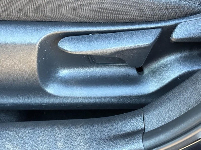 Toyota Corolla Vehicle Full-screen Gallery Image 16