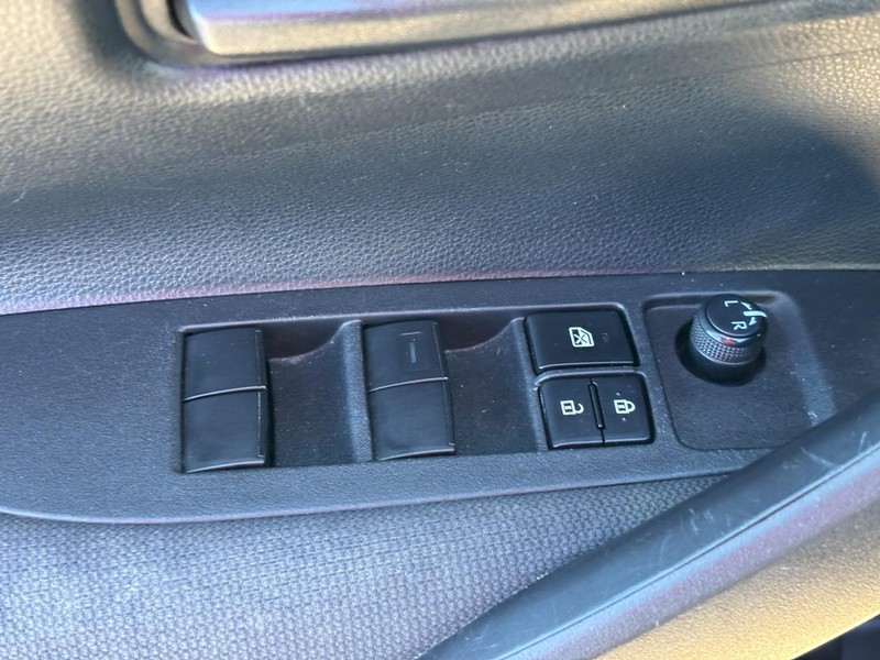 Toyota Corolla Vehicle Full-screen Gallery Image 17