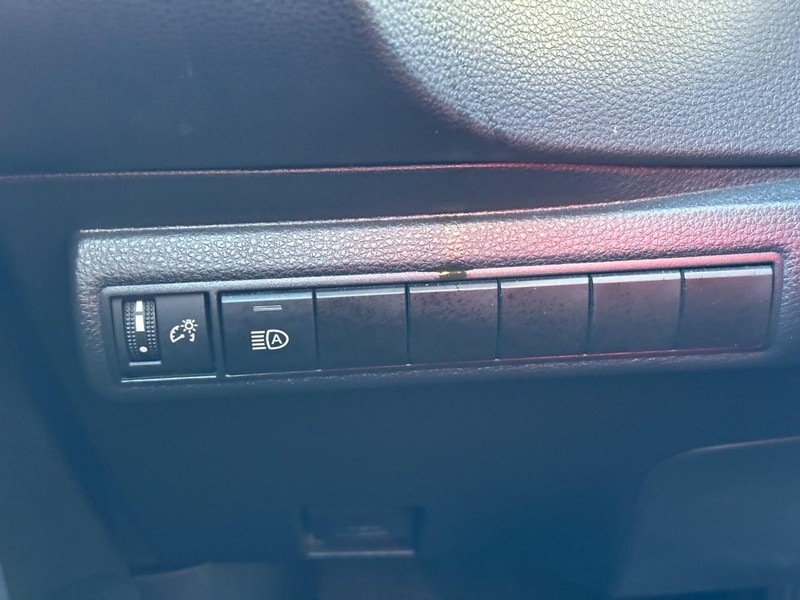 Toyota Corolla Vehicle Full-screen Gallery Image 18