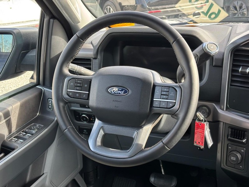 Ford F-150 Vehicle Full-screen Gallery Image 14