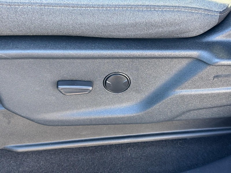 Ford F-150 Vehicle Full-screen Gallery Image 16