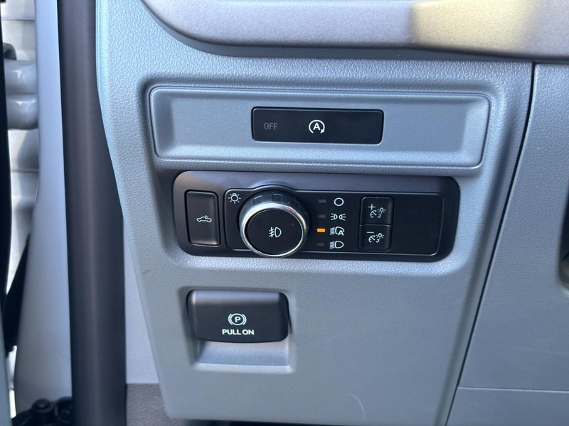 Ford F-150 Vehicle Full-screen Gallery Image 18